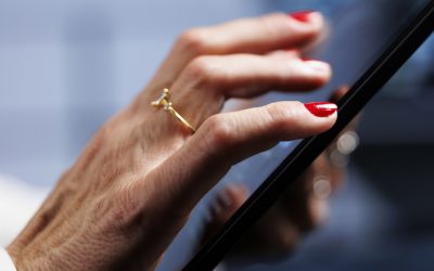 Salvarea scanărilor buletinelor sau a pașapoartelor în telefon este o practică tot mai răspândită, dar experții avertizează că prezintă riscuri majore de securitate cibernetică