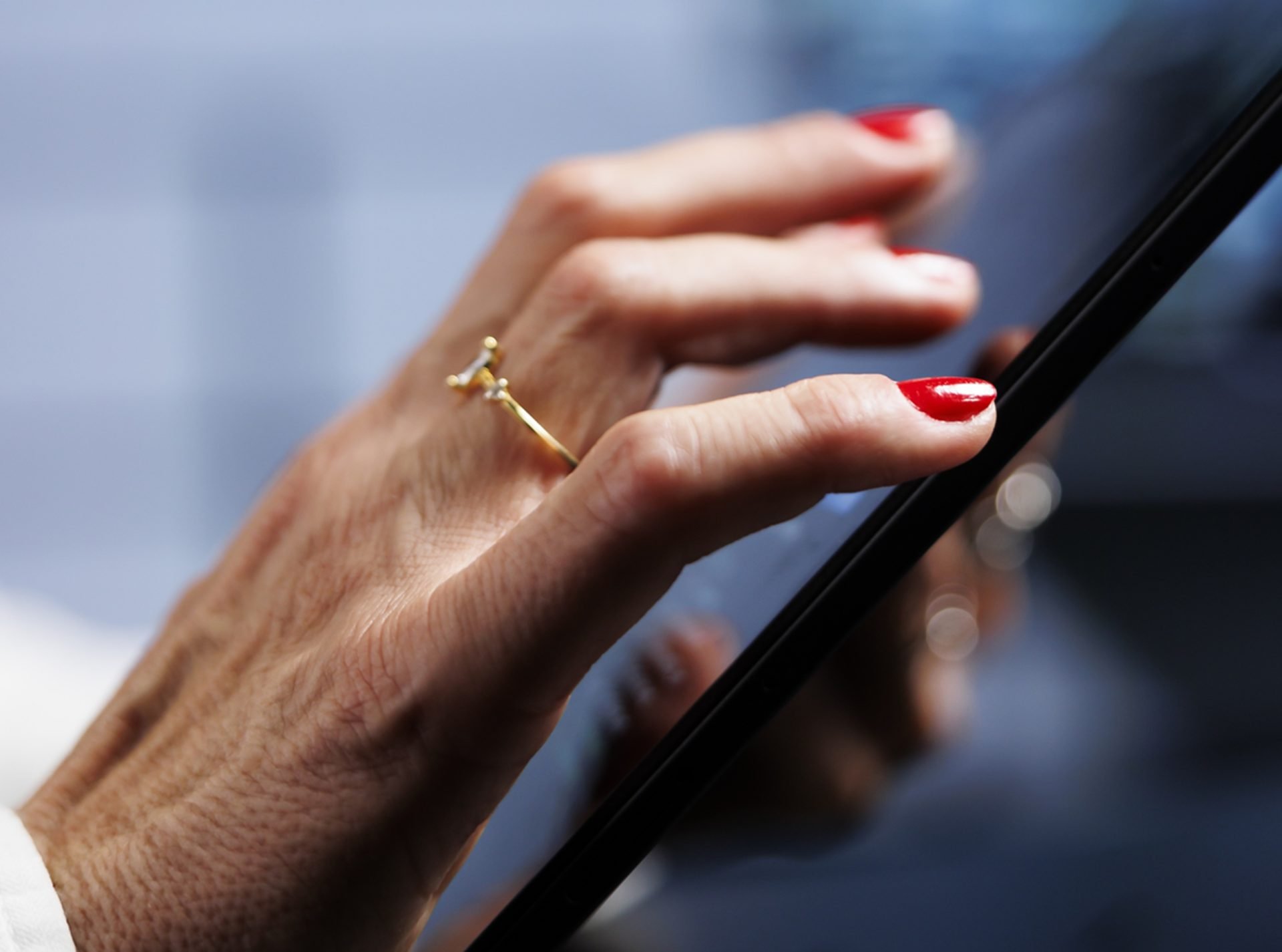 Salvarea scanărilor buletinelor sau a pașapoartelor în telefon este o practică tot mai răspândită, dar experții avertizează că prezintă riscuri majore de securitate cibernetică