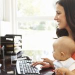 Bani pentru mame: Cine primește stimulentul de inserție? Detalii