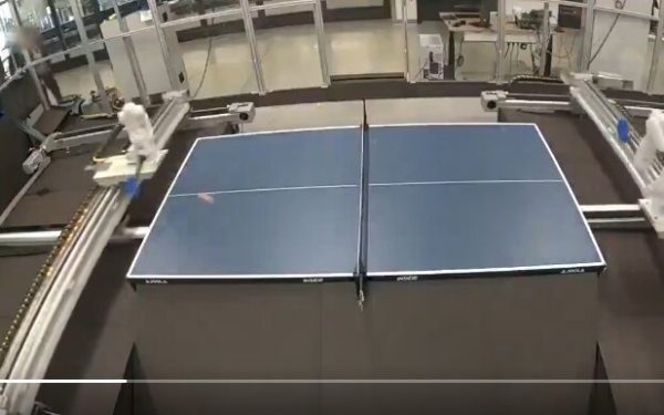 Robotul spulberă jucătorii de tenis de masă: Reacții incredibile