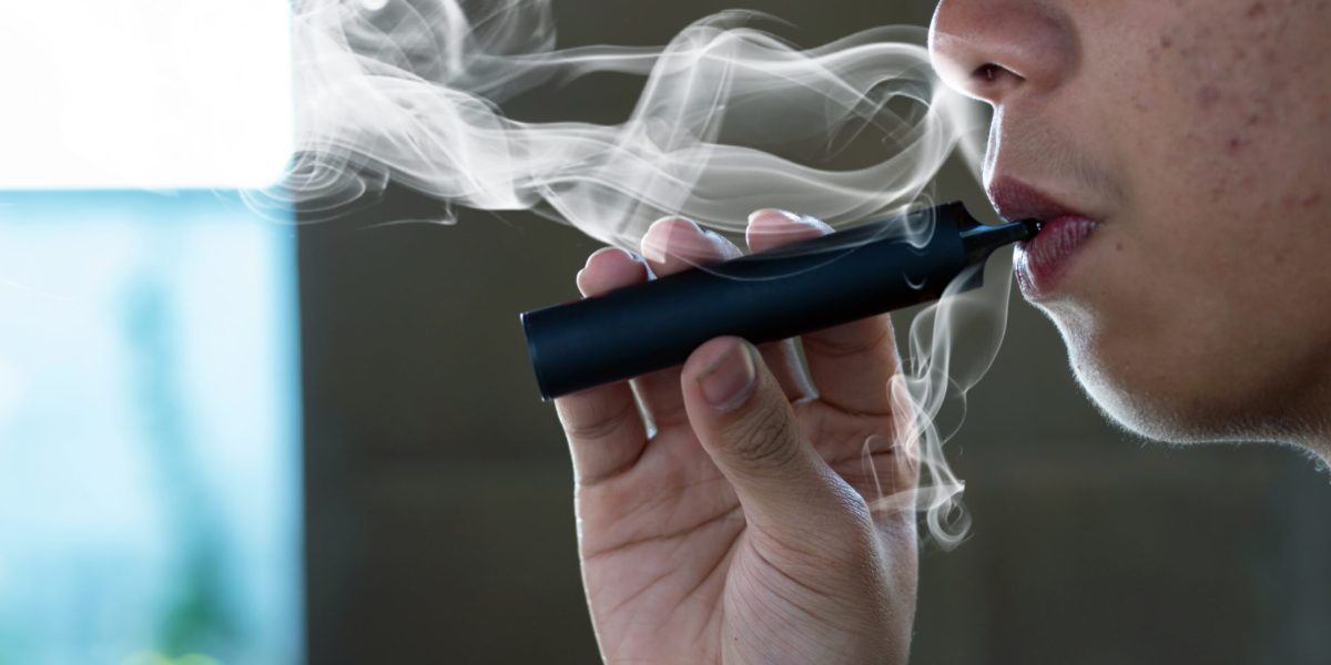 O analiză științifică de amploare ridică noi semne de întrebare asupra efectelor pe termen lung ale țigărilor electronice, susținând că acestea pot avea un impact serios asupra sănătății, inclusiv un risc crescut de cancer
