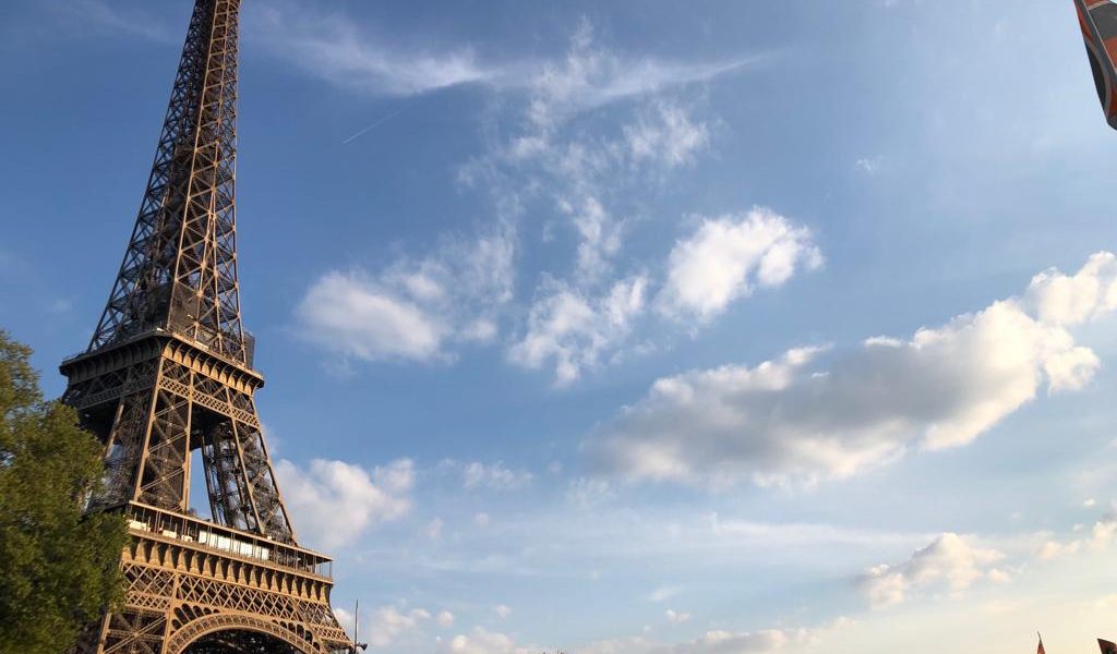 Parisul a accelerat recent demersurile de relansare urbană prin extinderea pistelor pentru biciclete, reducerea traficului auto și mobilierul stradal adaptat pentru un oraș mai prietenos cu pietonii și cicliștii