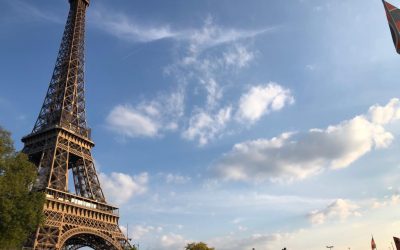 Parisul a accelerat recent demersurile de relansare urbană prin extinderea pistelor pentru biciclete, reducerea traficului auto și mobilierul stradal adaptat pentru un oraș mai prietenos cu pietonii și cicliștii