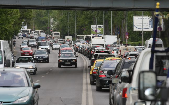 Drum greu spre București pe DN1: Cozi la Predeal, polițiștii indică rute ocolitoare