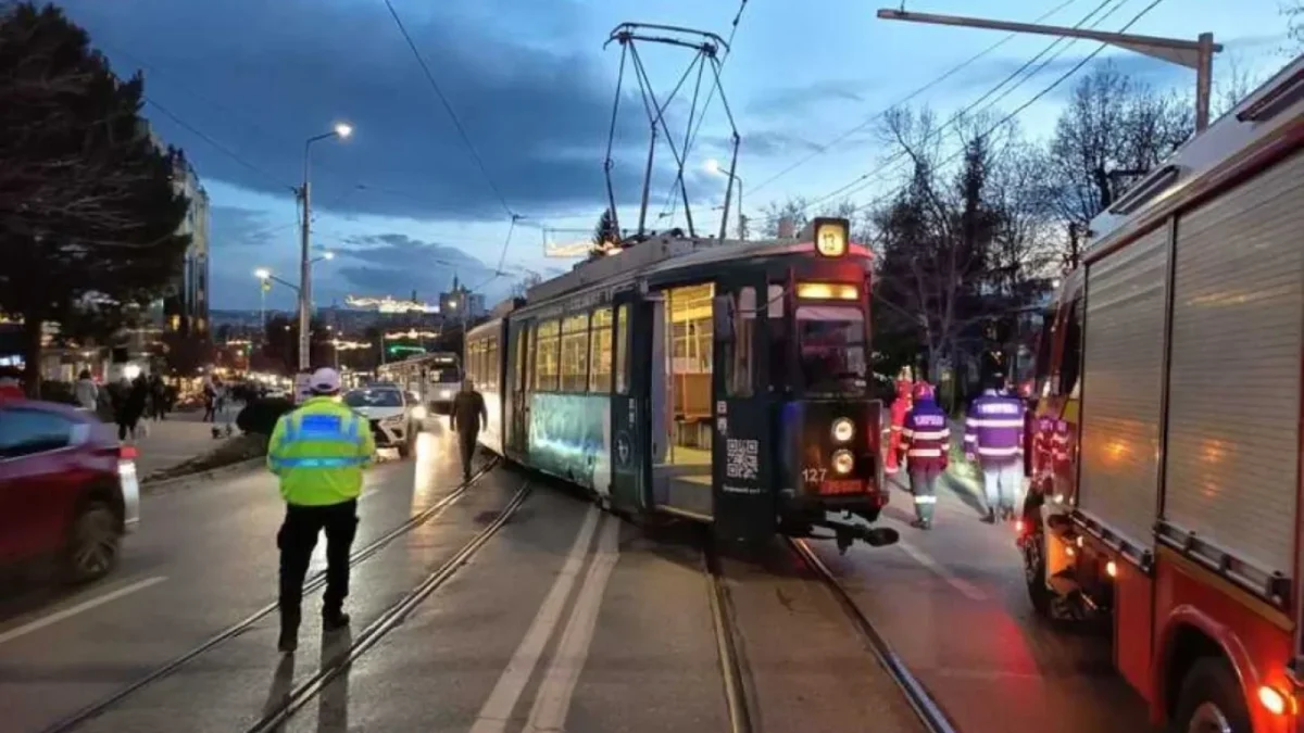 Tramvai lovit la Timișoara: Șofer, 73 de ani, rănit în urma accidentului
