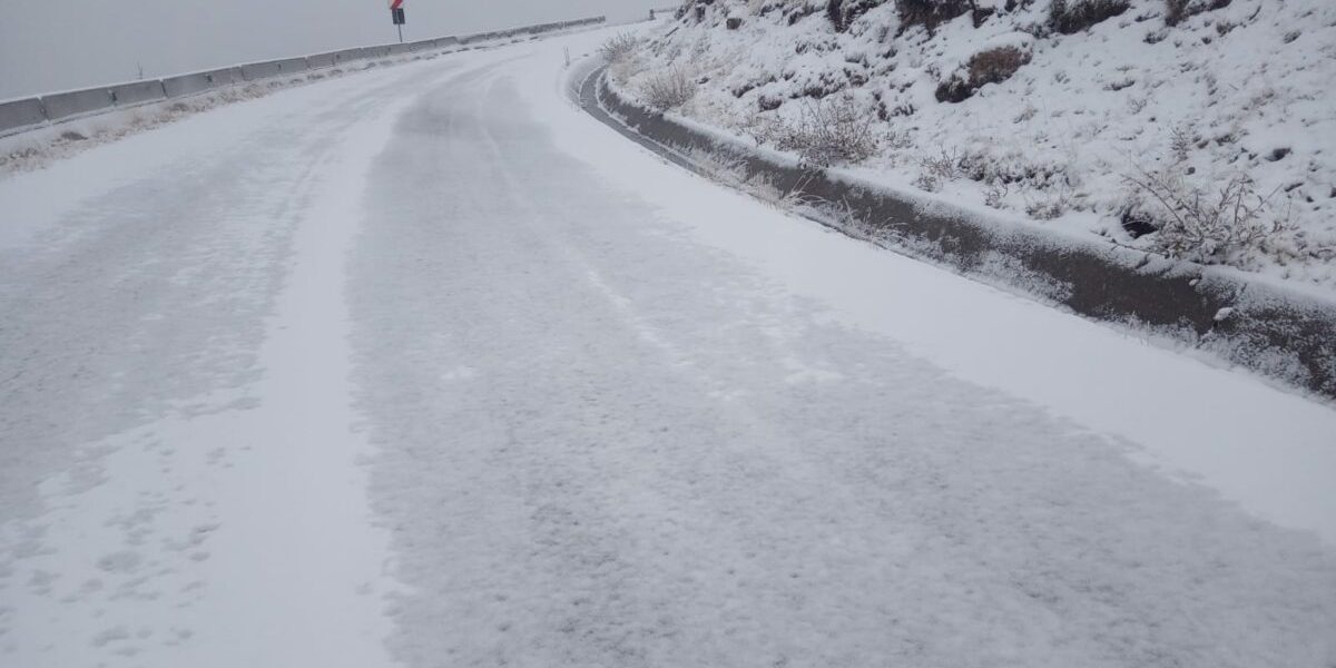 Utilajele de deszăpezire au intervenit joi pe mai multe drumuri naționale din România, din cauza ninsorilor și a stratului de zăpadă format