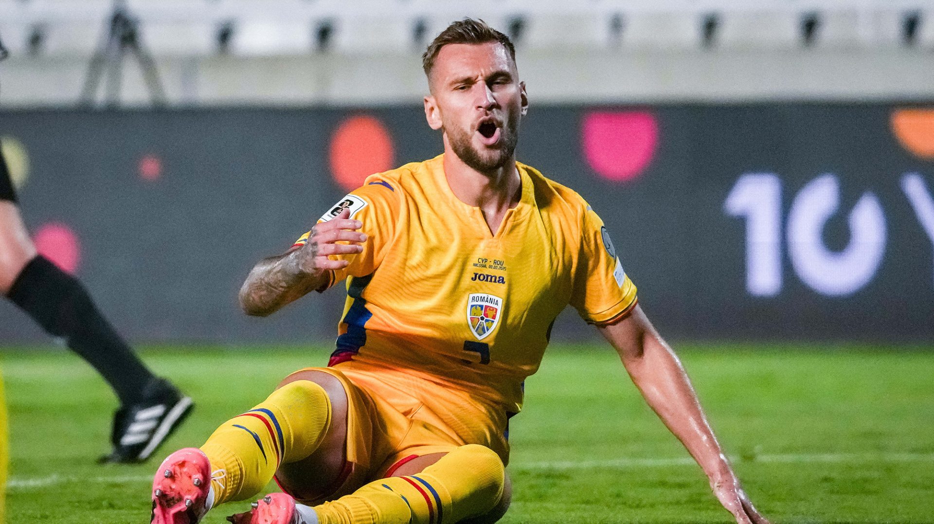 Președintele Consiliului de Administrație de la FCSB, Mihai Stoica, a dezvăluit că Gigi Becali poate oferi lui Denis Drăguș un salariu anual de 1 milioane de euro, dar afirmă că nu știe motivația pentru care patronul clubului recrută acest atacant