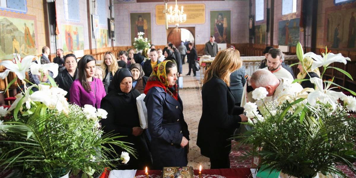 De ce e Vinerea Mare un prilej de „târâș” pe sub masă?