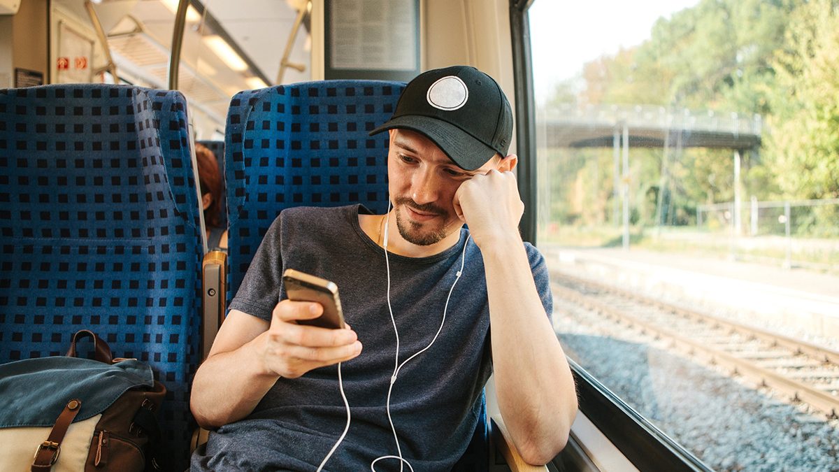 Românii, tot mai puțin interesați de educație și informație online