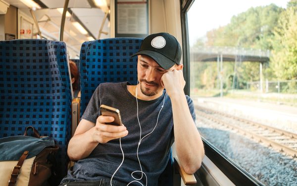 Românii, tot mai puțin interesați de educație și informație online