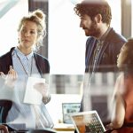 Tinerii pleacă din România: Miliarde irosite în educație