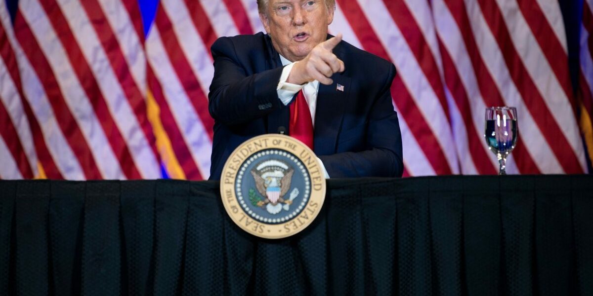 Incident violent prezentat de Donald Trump stârnește critici Un videoclip violent, în care o femeie este ucisă cu brutalitate, a fost distribuit pe platforma de socializare Truth Social de fostul președinte al Statelor Unite ale Americii, Donald Trump