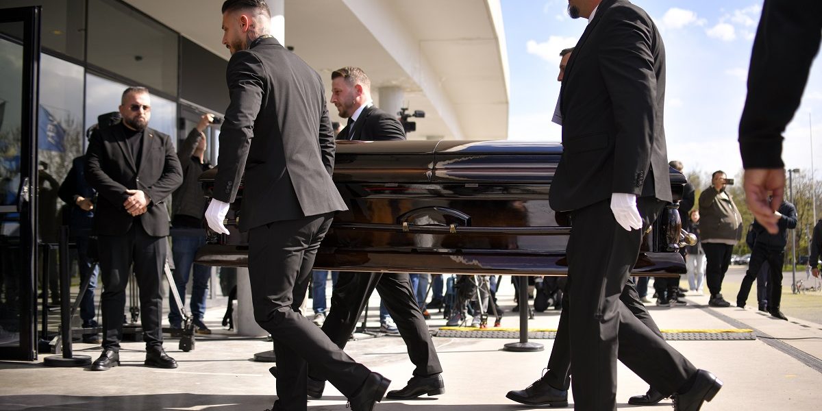 Sicriul lui Mircea Lucescu a fost depus pe Arena Națională, astăzi, pentru ca toți cei care l-au admirat și respectat să-i poată aduce un ultim omagiu