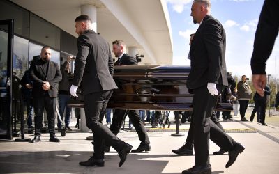 Sicriul lui Mircea Lucescu a fost depus pe Arena Națională, astăzi, pentru ca toți cei care l-au admirat și respectat să-i poată aduce un ultim omagiu