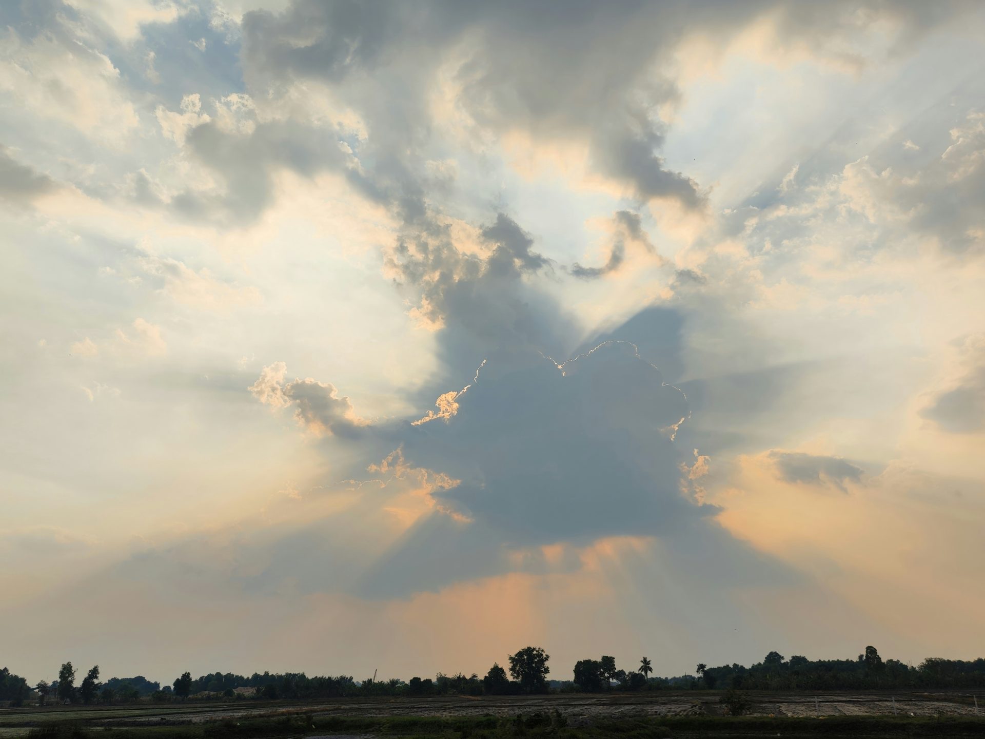 Soarele ne zâmbește dimineața, dar după o săptămână de vreme frumoasă, vremea capricioasă de primăvară din Luxemburg își face din nou apariția