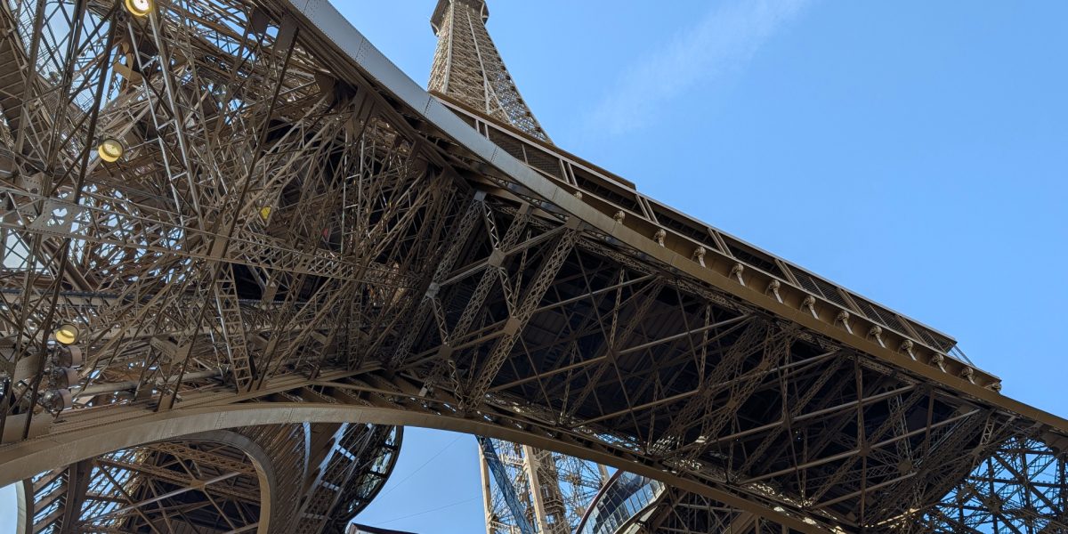 O bucată din scara Turnului Eiffel, scoasă la licitație la Paris