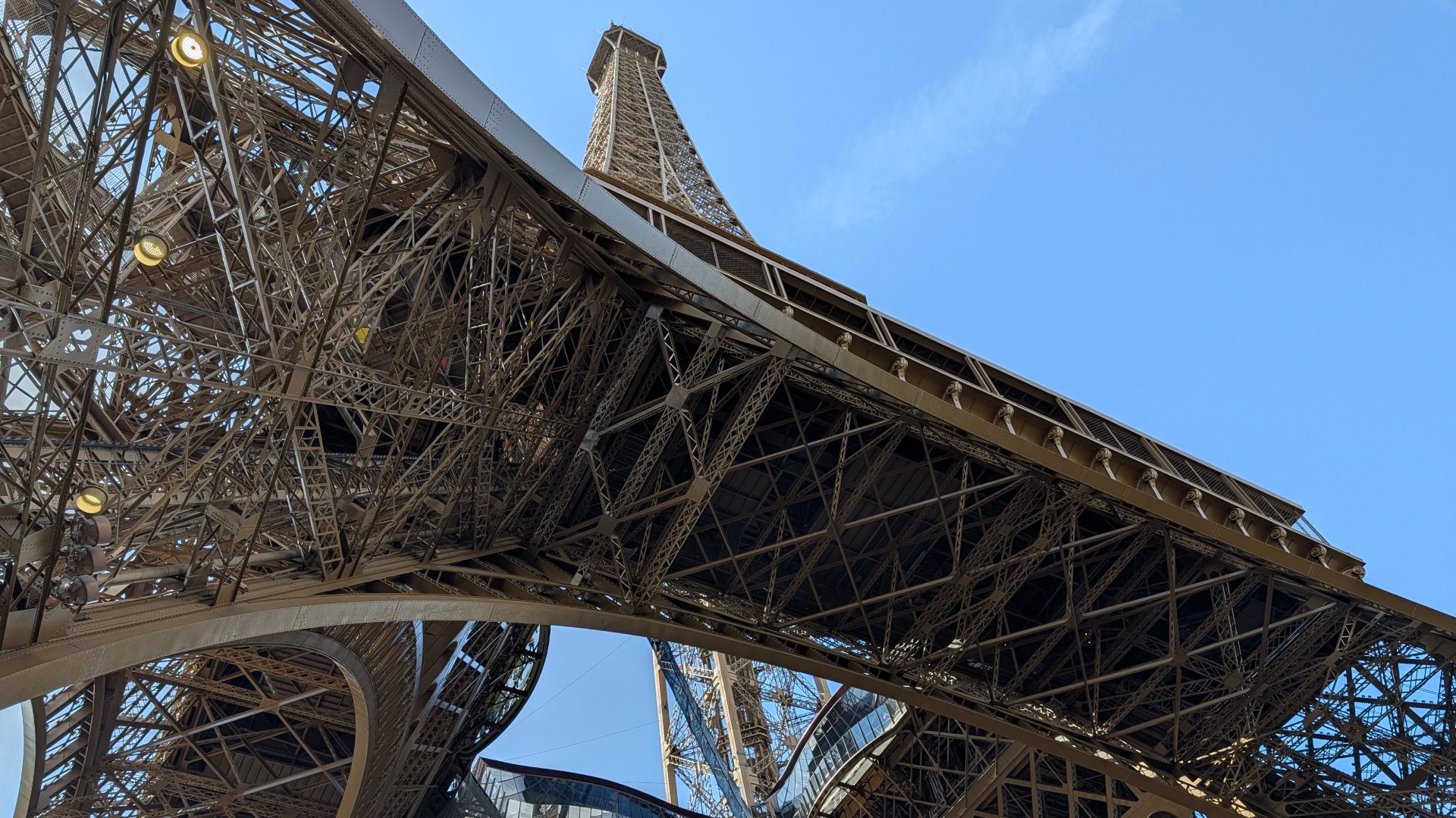 O bucată din scara Turnului Eiffel, scoasă la licitație la Paris