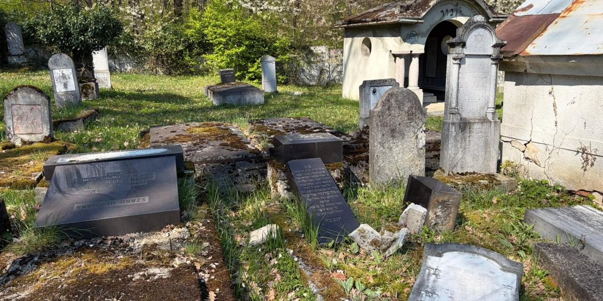 Vandalism Șocant la Reghin: Monumente Funerare Răsturnate în Cimitirul Evreiesc