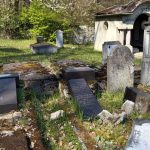 Vandalism Șocant la Reghin: Monumente Funerare Răsturnate în Cimitirul Evreiesc
