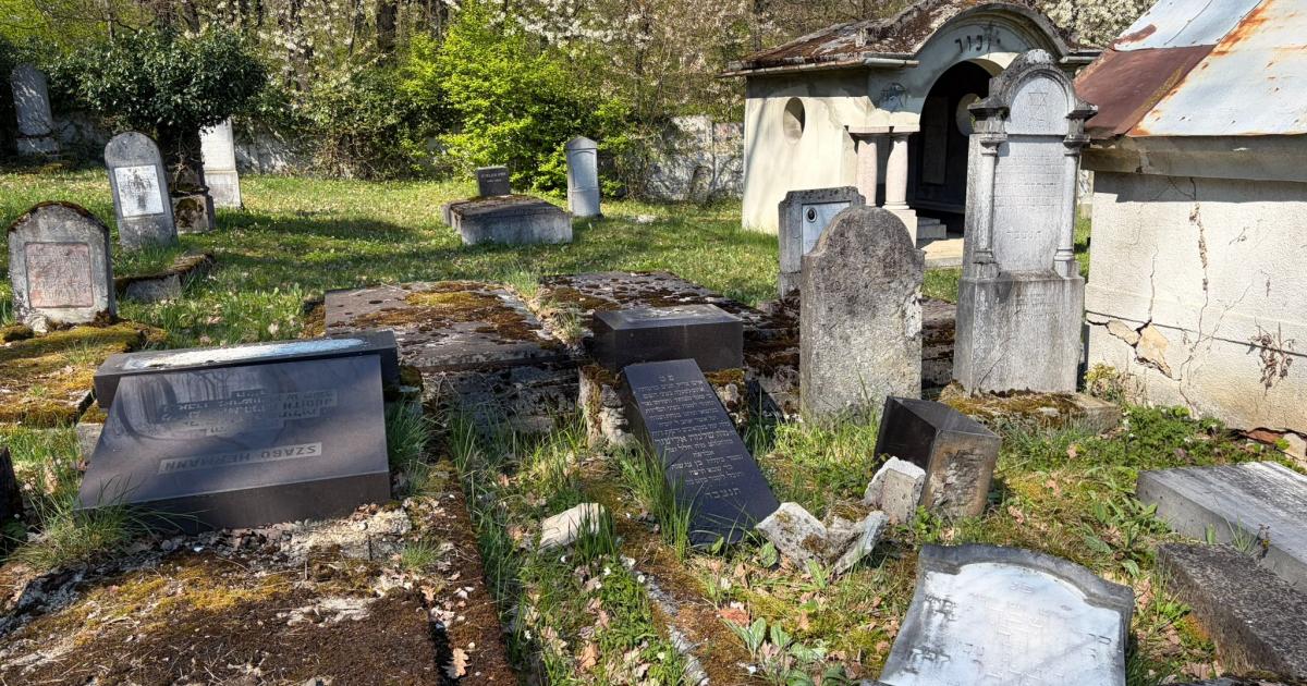 Vandalism Șocant la Reghin: Monumente Funerare Răsturnate în Cimitirul Evreiesc