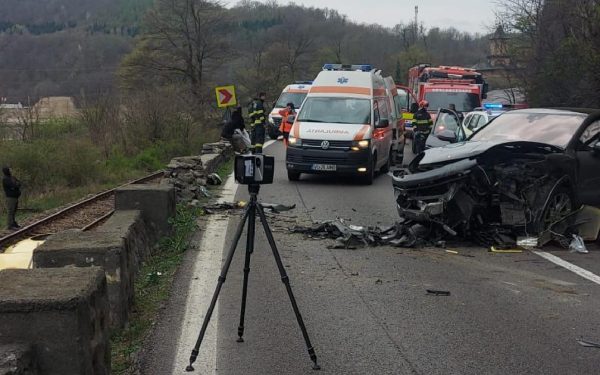 Tânără însărcinată, ucisă într-un accident groaznic în Vâlcea, trei răniți grav