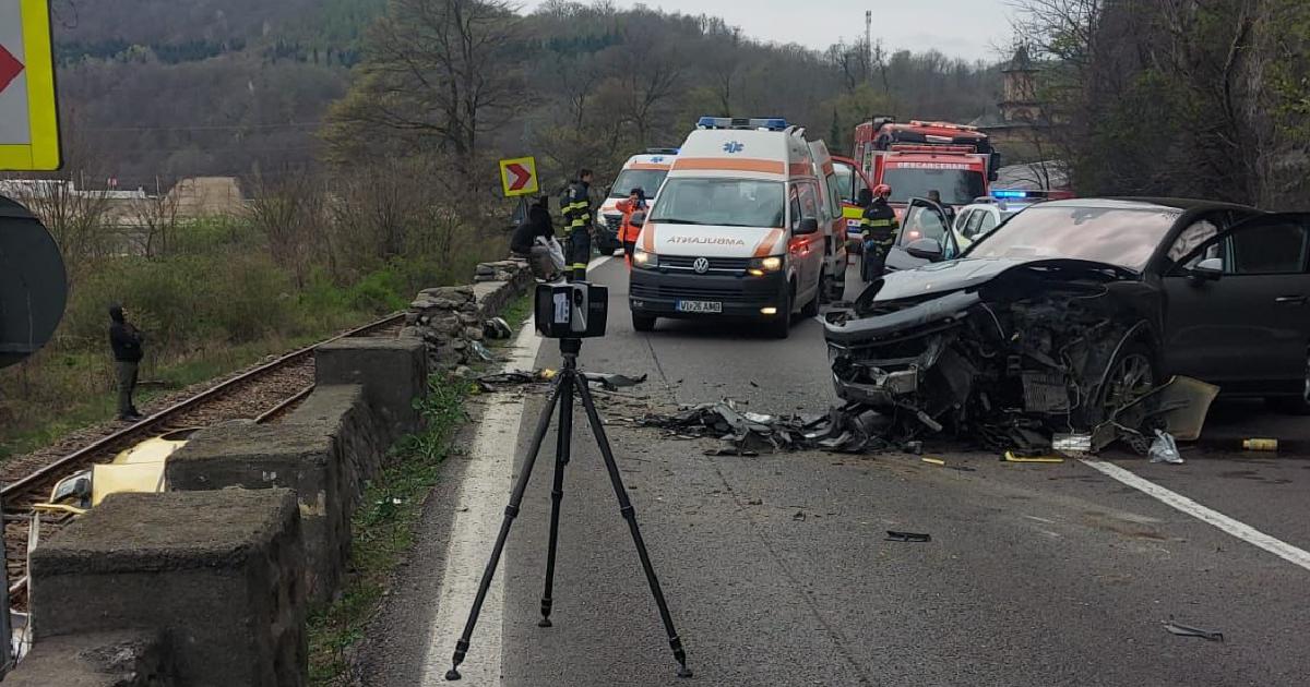 Tânără însărcinată, ucisă într-un accident groaznic în Vâlcea, trei răniți grav
