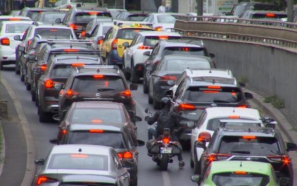 Creșterea prețurilor la carburanți nu sperie șoferii: Traficul din România, la cote maxime