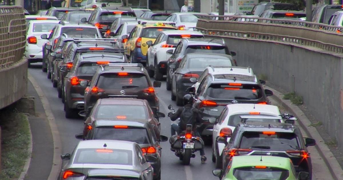 Creșterea prețurilor la carburanți nu sperie șoferii: Traficul din România, la cote maxime