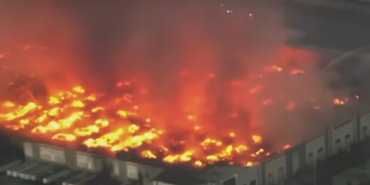 Incendiere Șocantă: Un Bărbat a Dat Foc unui Depozit, Zicând „Trebuia Să Ne Plătiți”