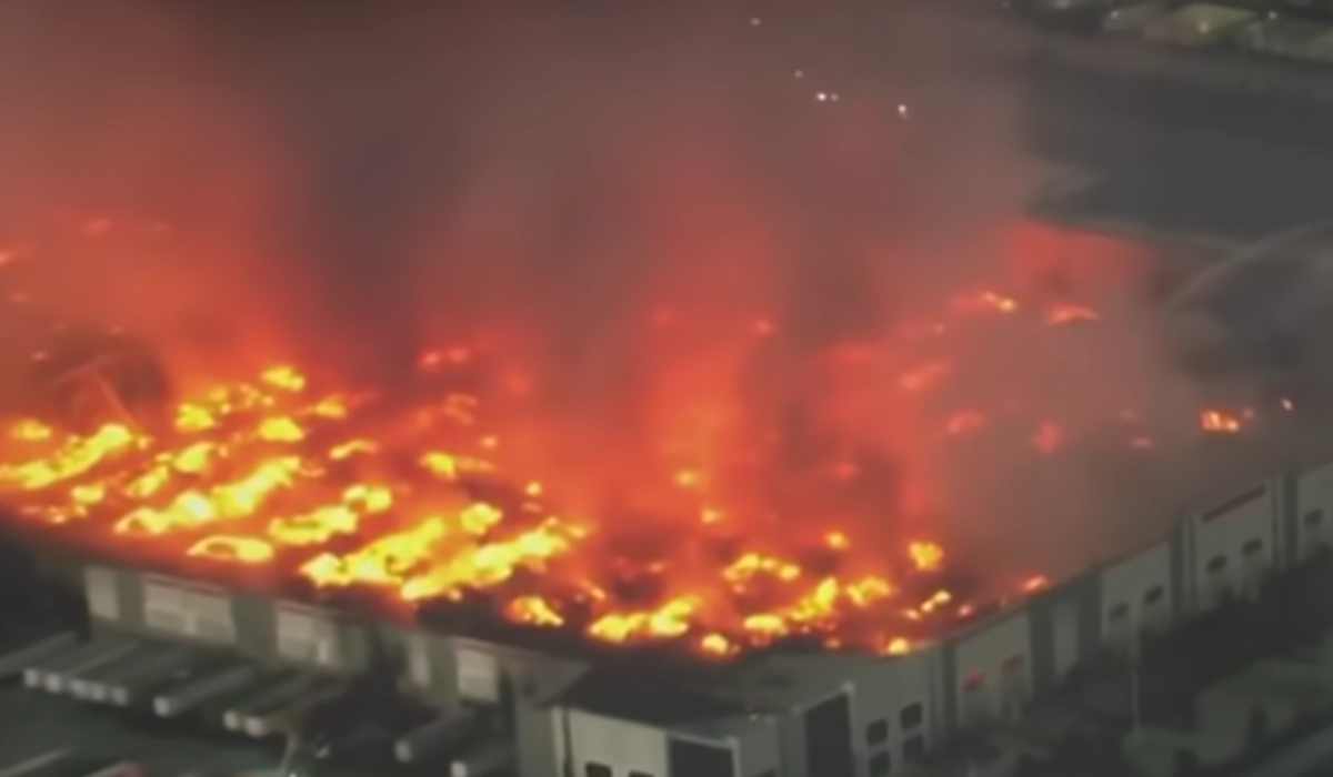 Incendiere Șocantă: Un Bărbat a Dat Foc unui Depozit, Zicând „Trebuia Să Ne Plătiți”