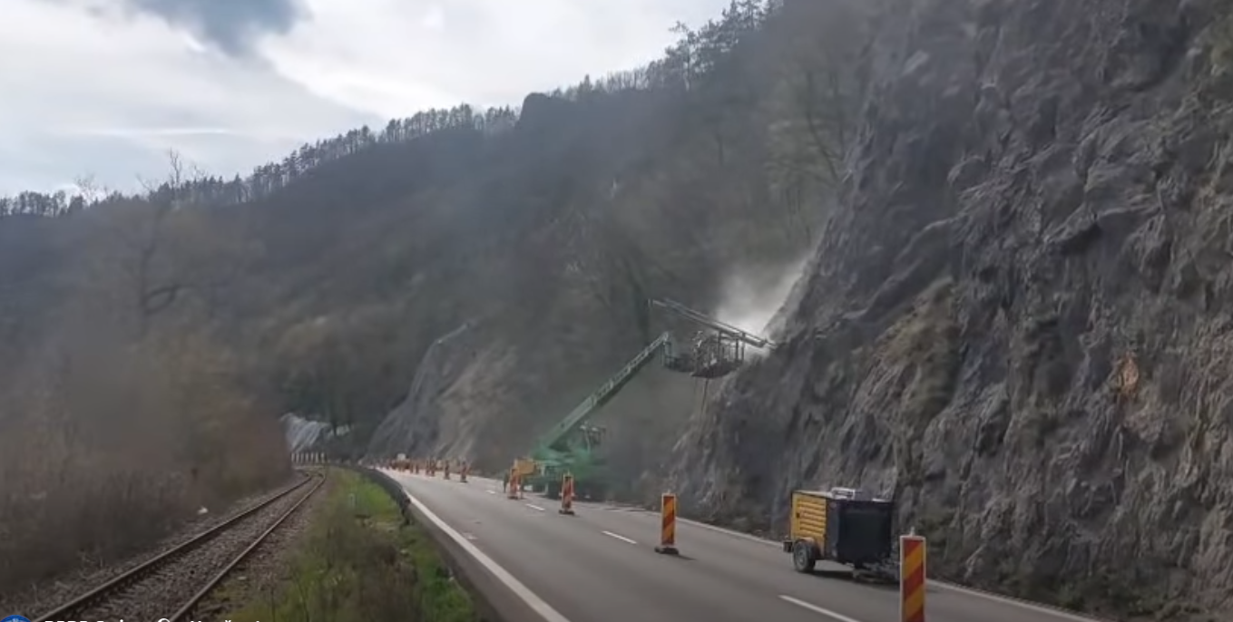 Se suspende temporar montarea barierelor de retenție pe Valea Oltului din cauza traficului aglomerat de sărbători Lucrările de montare a plaselor și barierelor de retenție pe versanții Drumului Național 7, cunoscut și sub numele de Valea Oltului, vor fi întrerupte în perioada sărbătorilor de Paști, pentru a facilita traficul greu și a evita blocajele în zonă