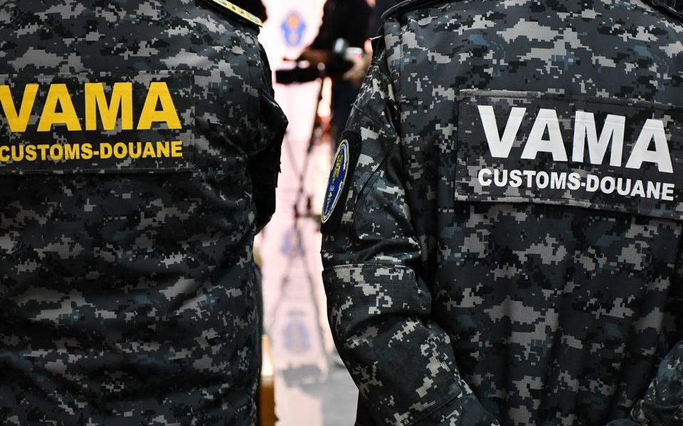 Echipele mobile ale Vămii Timișoara au confiscat articole de îmbrăcăminte în valoare de peste 3 milioane de lei, în urma unui control efectuat asupra unui automarfar care transporta mărfuri din Turcia către Olanda