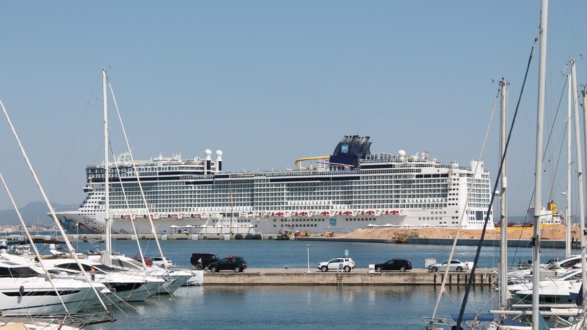 Vas de croazieră, curaj la Ormuz: Prima navă civilă, sfidare în plin război