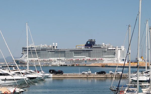 Vas de croazieră, curaj la Ormuz: Prima navă civilă, sfidare în plin război