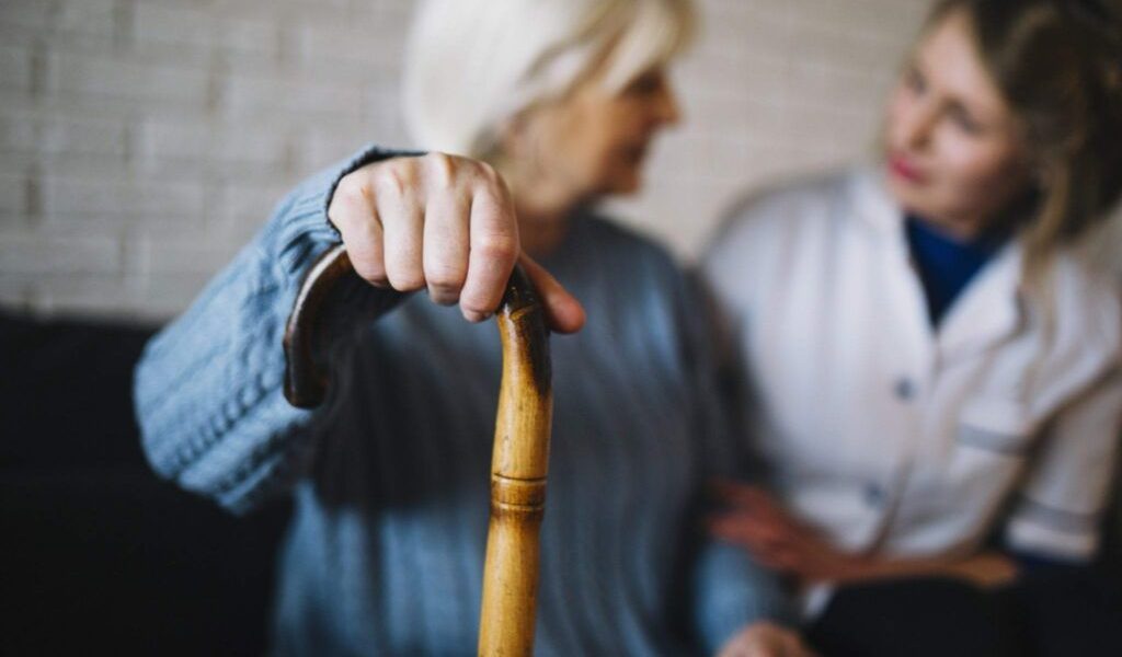 Un nou studiu realizat de University of California, San Francisco (UCSF) aduce în lumina reflectoarelor legătura dintre îmbătrânirea plămânilor și evoluția severă a gripei și COVID-19 la persoanele în vârstă