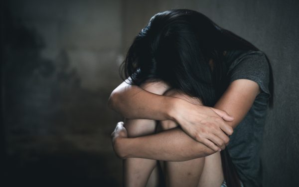 Arad: Copilă de 7 ani, violată de concubin. Mama, complice, arestați preventiv