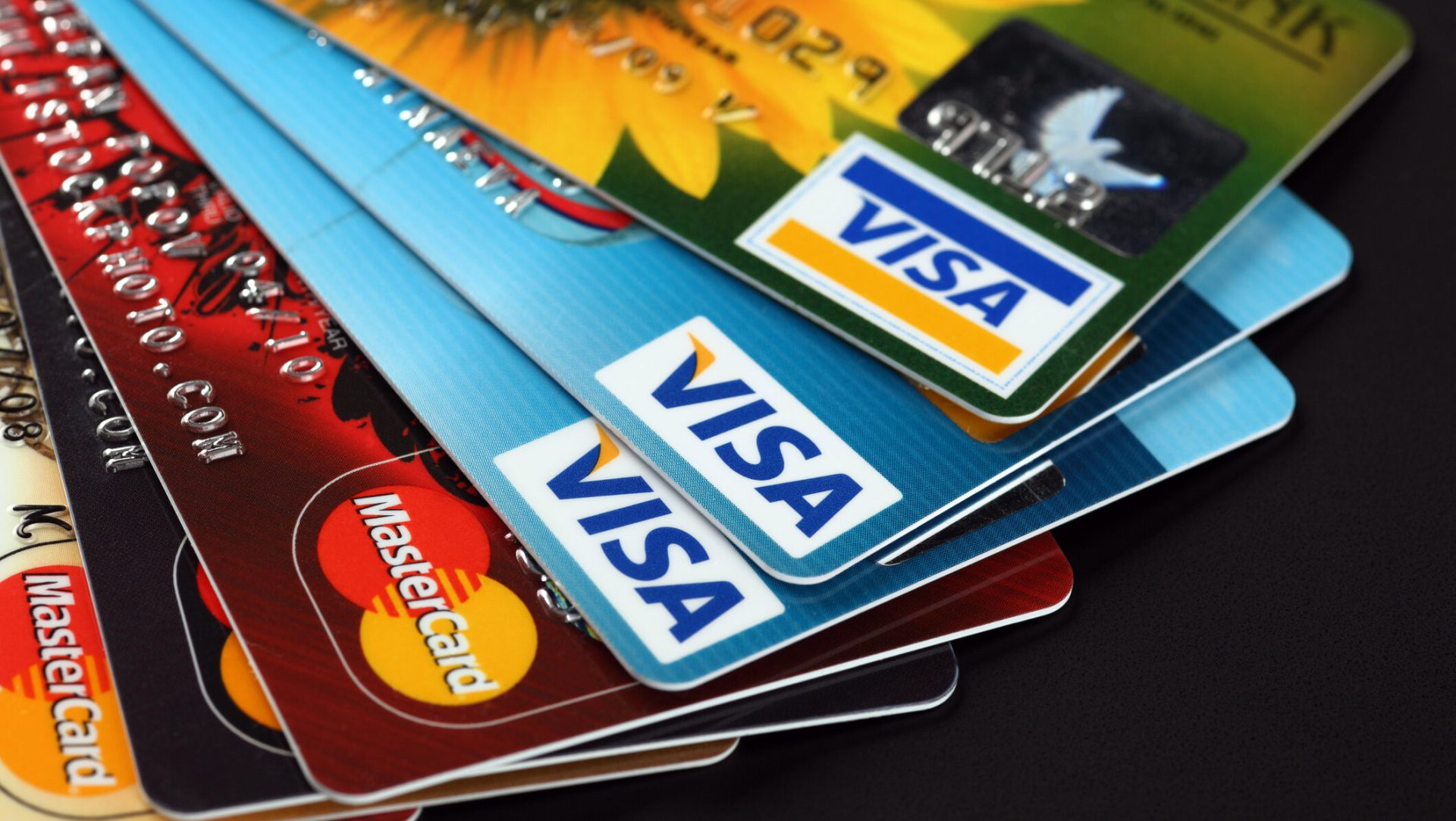 Cardurile bancare expiră: Clienții primesc un NOU IBAN. Cum eviți blocarea plăților?