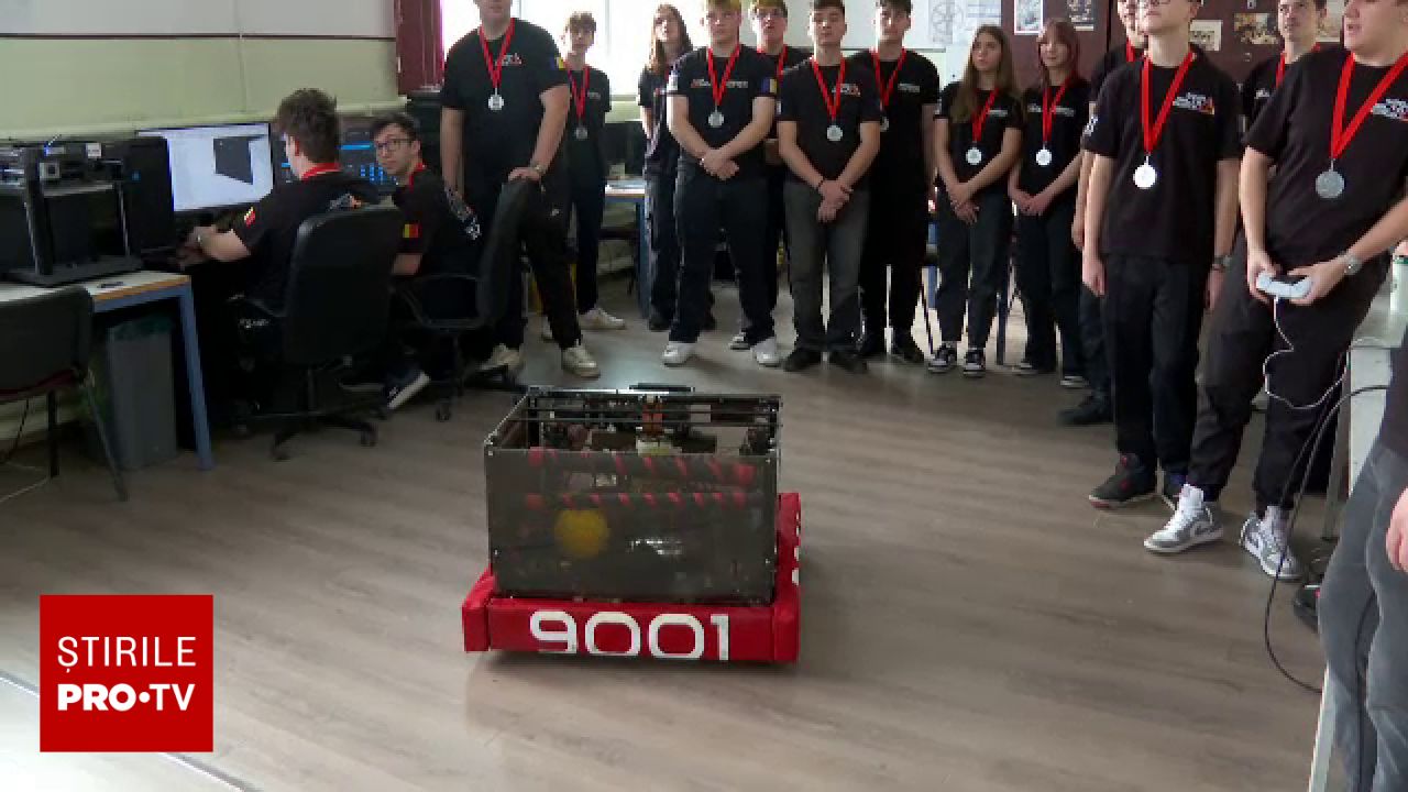 Echipa Delta Force de la Liceul Național de Informatică din Arad a devenit prima din țară care a reușit să participe în competiția internațională dedicată roboților industriali de mari dimensiuni, alături de cele mai competitive echipe din lume