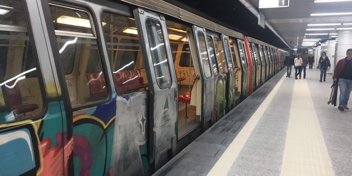 Consiliul de Administrație al Metrorex propune o majorare a tarifelor la biletele de călătorie cu metroul, de la 5 la 7 lei, măsură ce urmează a fi aplicată de la 1 mai
