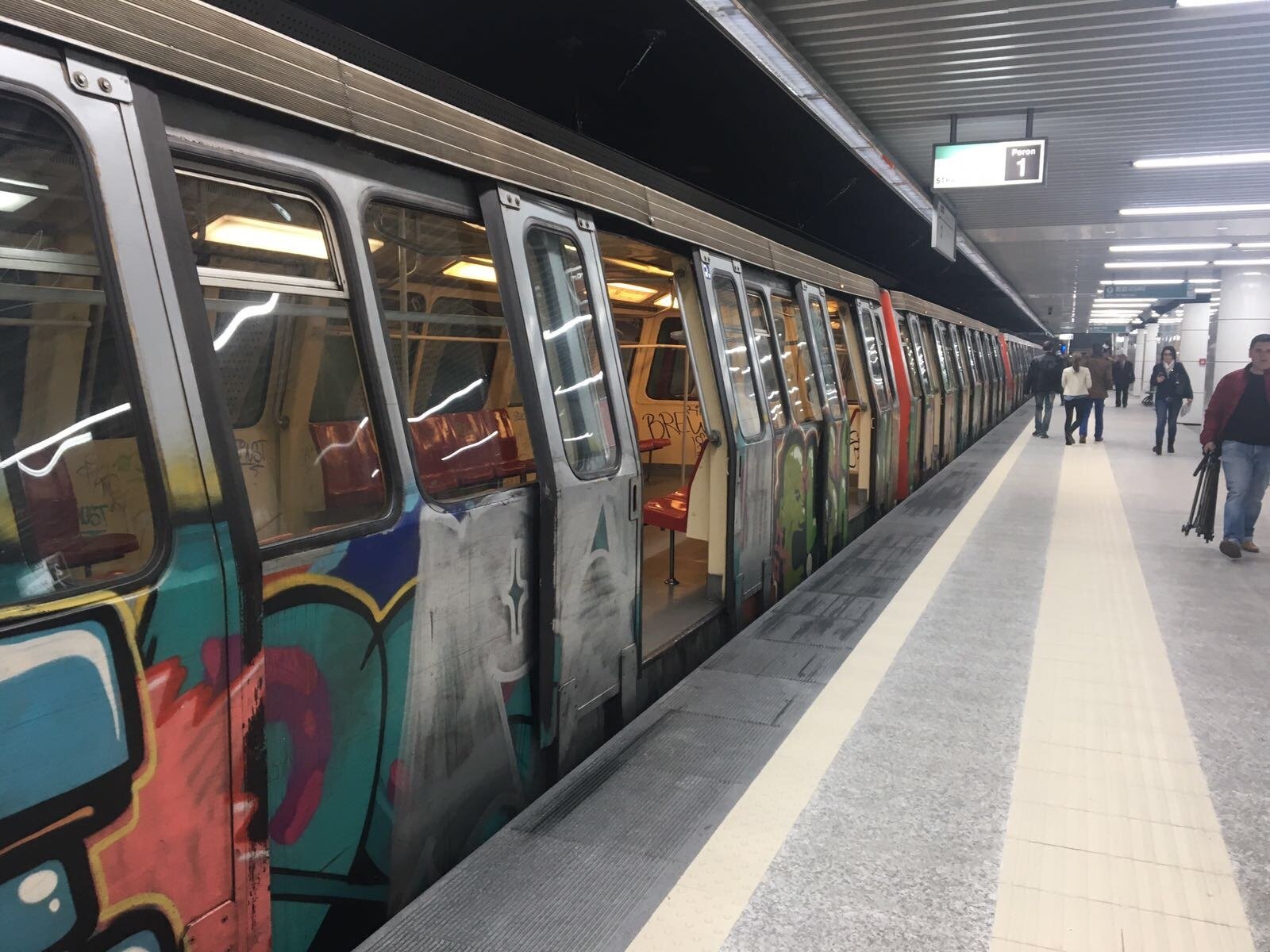 Consiliul de Administrație al Metrorex propune o majorare a tarifelor la biletele de călătorie cu metroul, de la 5 la 7 lei, măsură ce urmează a fi aplicată de la 1 mai