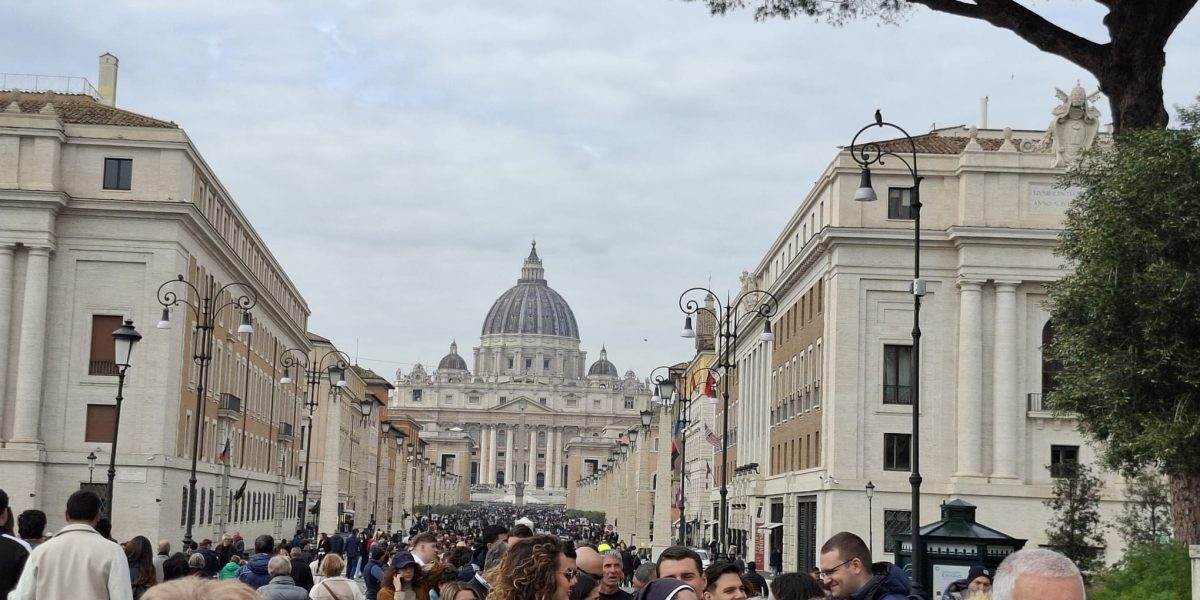 Papa Leon a prezidat sâmbătă seara, la Basilica Sfântul Petru din Vatican, solemna Vigilia pascală a Învierii Domnului, începând la ora 21
