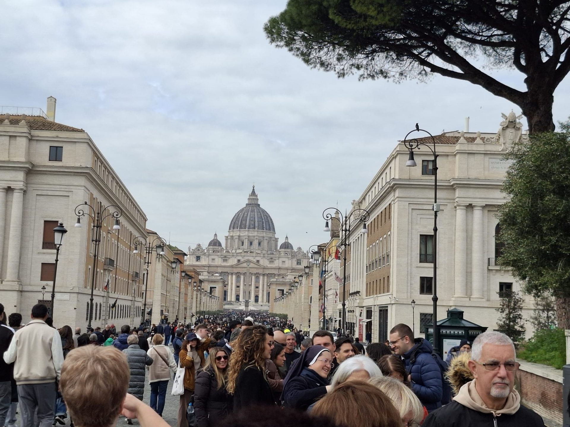 Papa Leon a prezidat sâmbătă seara, la Basilica Sfântul Petru din Vatican, solemna Vigilia pascală a Învierii Domnului, începând la ora 21