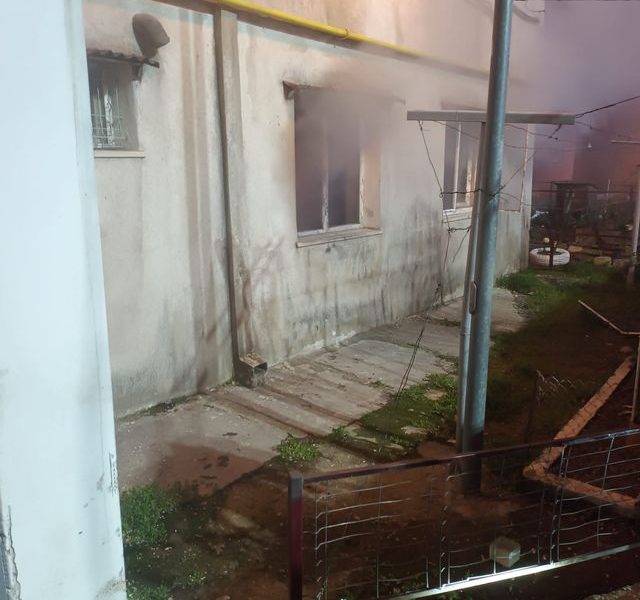 Două persoane au decedat în urma unui incendiu care le-a cuprins locuința situată la parterul unui bloc din municipiul Tulcea