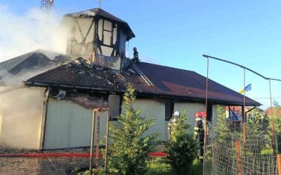 O biserică din lemn din Săcălaz a fost cuprinsă de flăcări, distrugându-se în totalitate O biserică din lemn situată în localitatea Săcălaz, în apropiere de Timișoara, a fost mistuită de incendiu marți dimineață