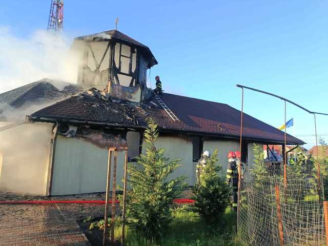 O biserică din lemn din Săcălaz a fost cuprinsă de flăcări, distrugându-se în totalitate O biserică din lemn situată în localitatea Săcălaz, în apropiere de Timișoara, a fost mistuită de incendiu marți dimineață