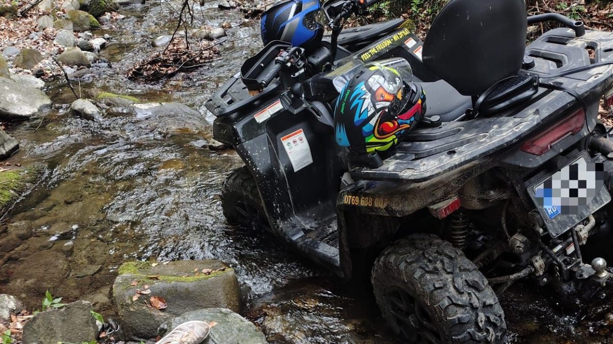 Tineri, prăbușiți cu ATV-ul pe Valea Păușa: Jandarmii Montani din Călimănești, în acțiune