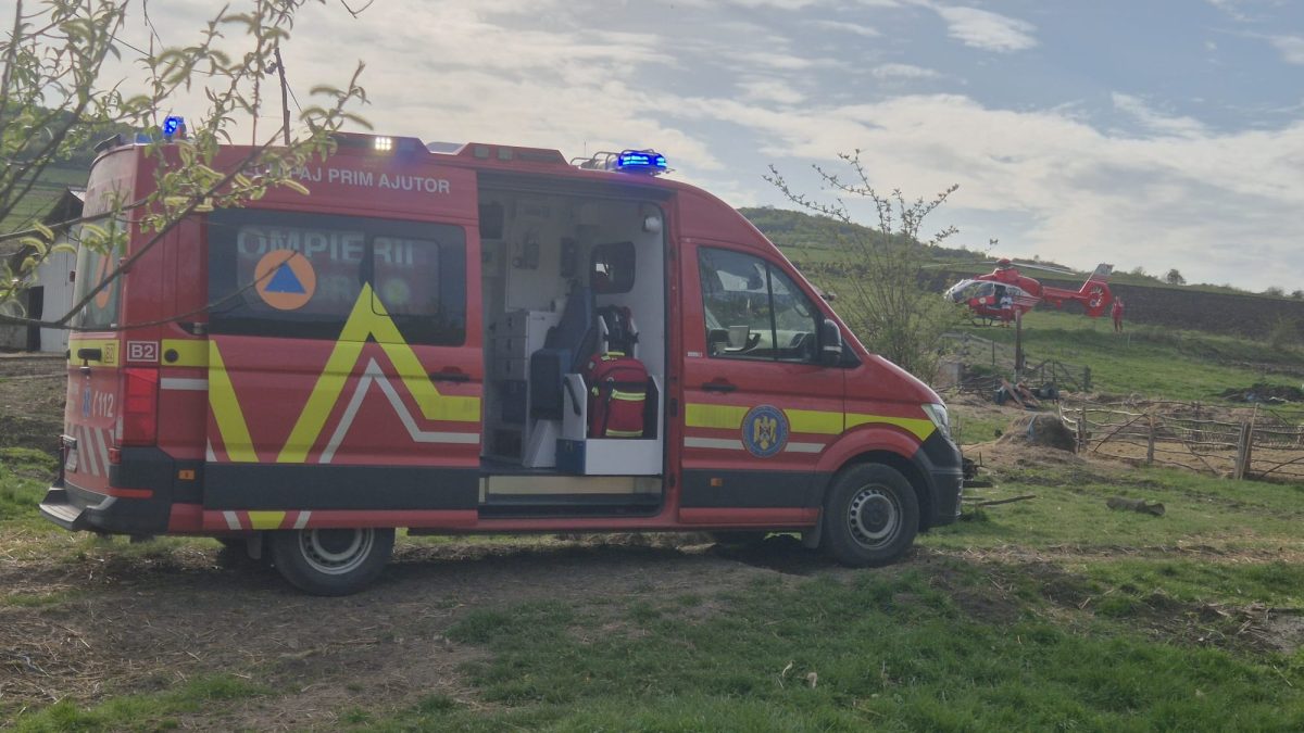 Cluj: Accident GRAV cu utilaj agricol. Victima, transportată cu elicopterul SMURD