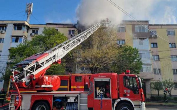 Incendiu puternic la Craiova: Pompierii intervin de urgență