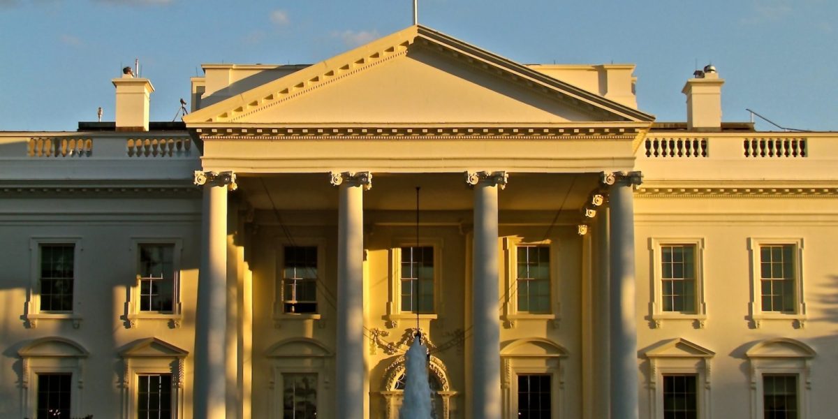 Personalul Casei Albe, avertizat să nu parieze pe predicții online folosind informații confidențiale Oficiali americani au primit luna trecută un avertisment clar: să nu folosească informații guvernamentale nepublice pentru a paria pe platforme de predicții online