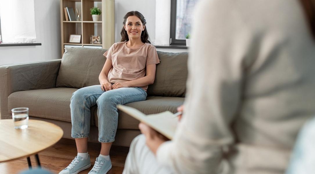 Lege Promulgată: Consiliere Psihologică Gratuită pentru Părinții Copiilor cu Autism și Sindrom Down Un proiect de lege care le oferă părinților și tutorilor copiilor diagnosticați cu tulburări din spectrul autist sau sindrom Down posibilitatea de a beneficia de consiliere psihologică gratuită a fost adoptat